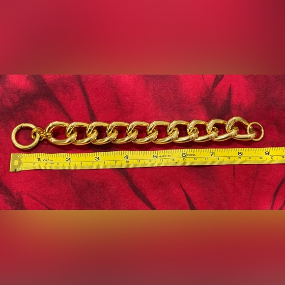 MASSIVE Golden Curb Bracelet - Picture 3 of 8